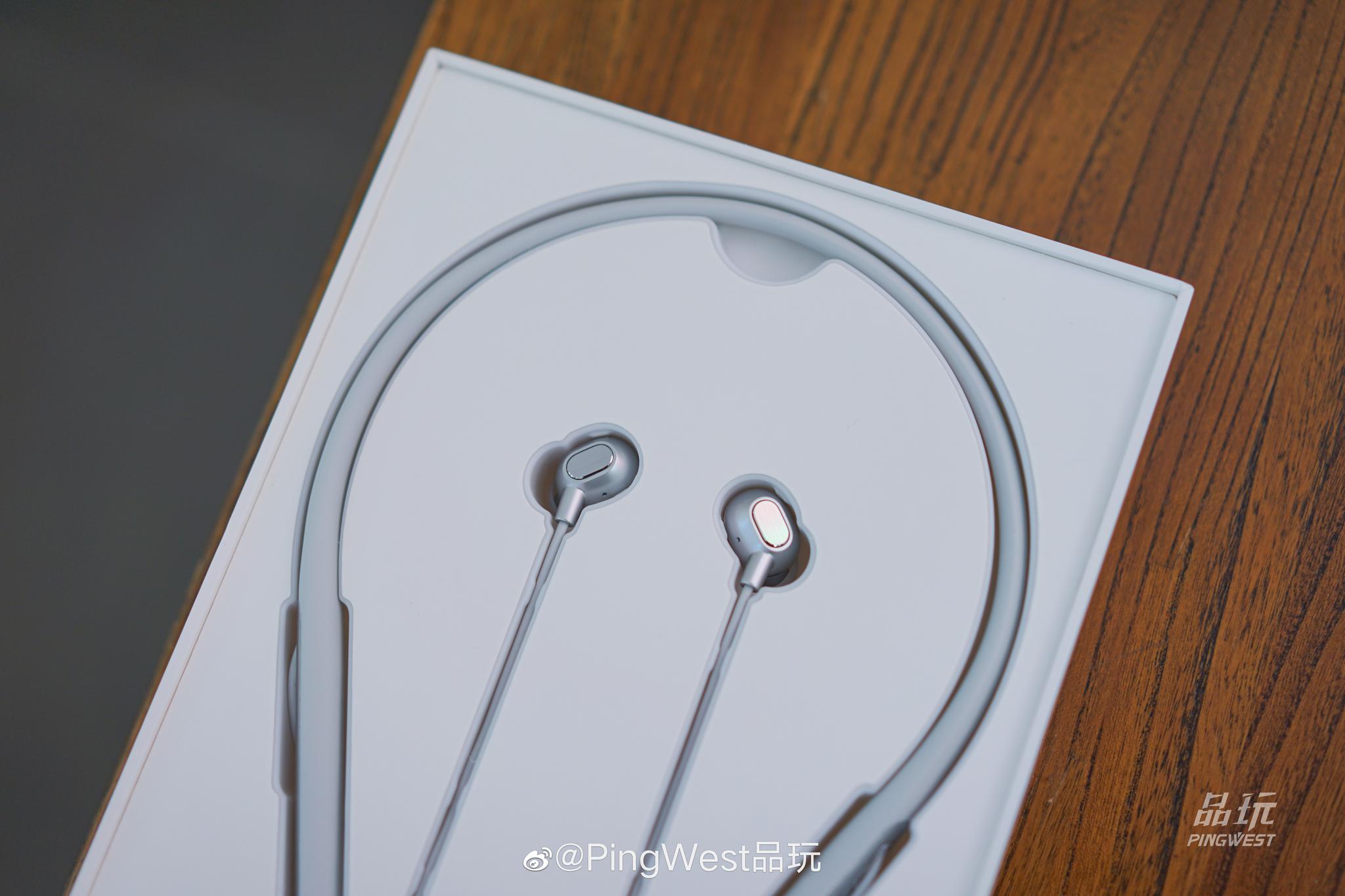 趁着冬季oppoencoq1无线降噪耳机的星辰银配色终于和大家见面