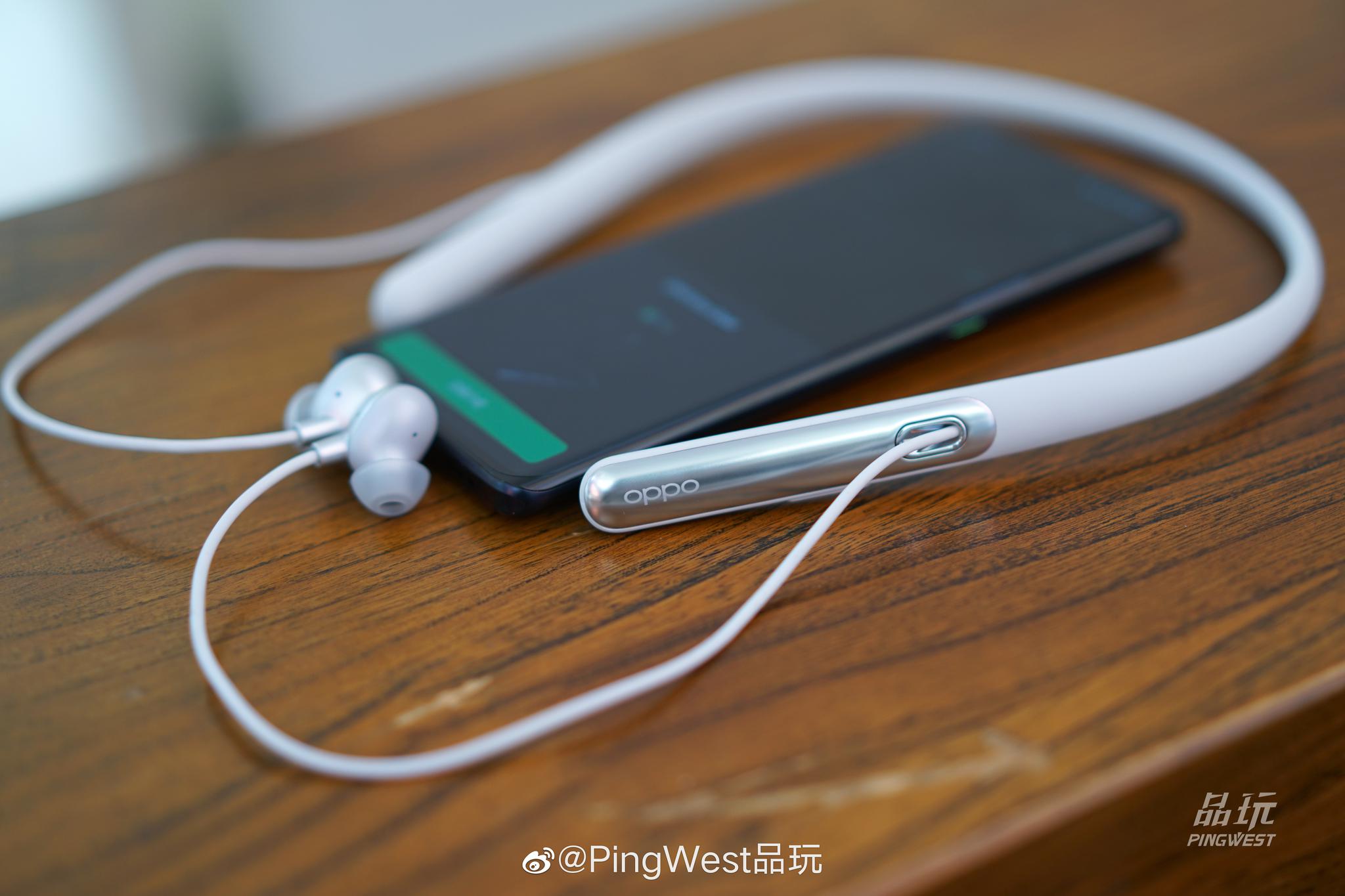 趁着冬季oppoencoq1无线降噪耳机的星辰银配色终于和大家见面