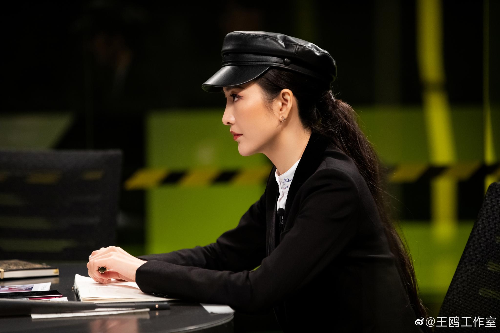 精明干练鸥探长,一袭黑色骑士装,英姿飒爽破奇案