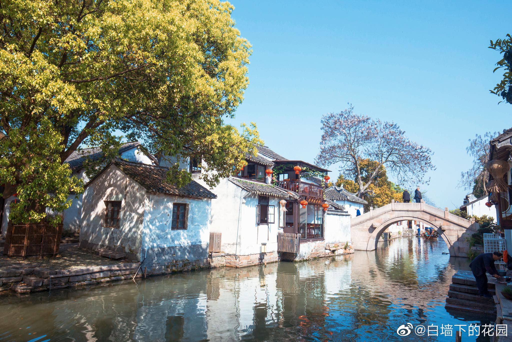 白墙青瓦门窗,是存在于我们心中的梦境,那么,春天的周庄就是江南生活