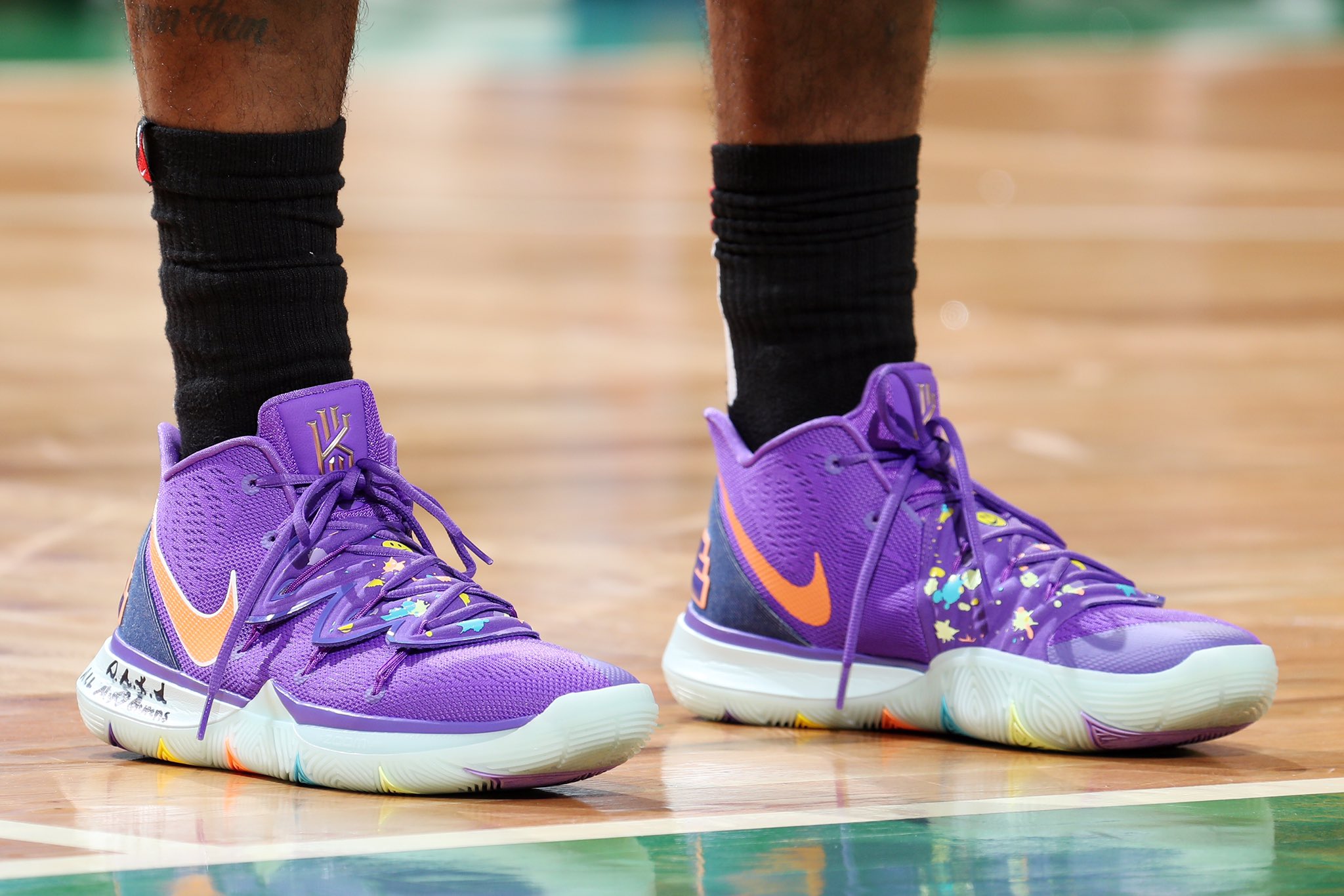 欧文对雄鹿第三场上脚的紫色 kyrie 5