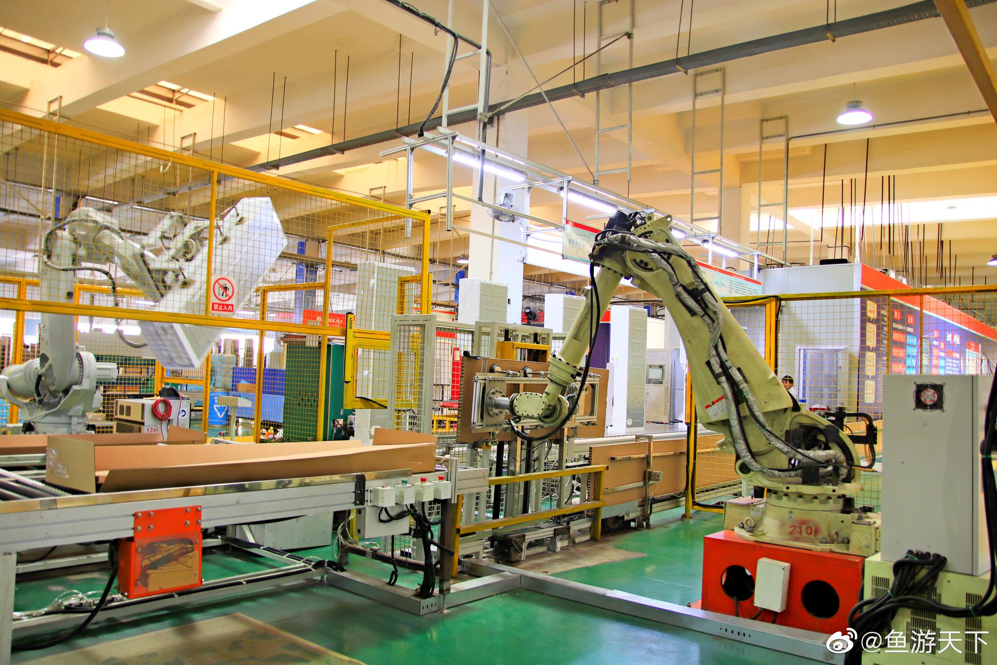 走进工厂,看到了格力最先进的生产线,灵活的机械臂自动化操作,近距离