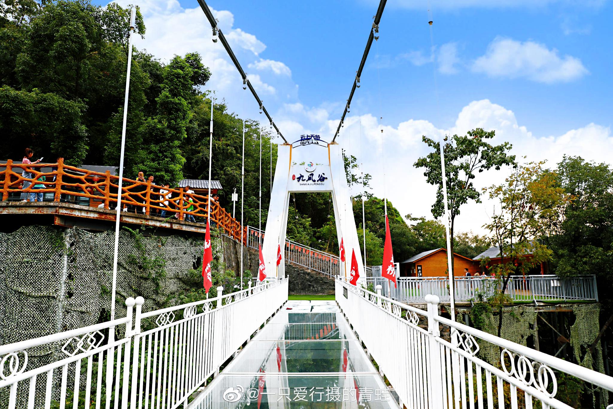 级景区宜昌三峡九凤谷景区游览,景区依山傍水,四周群山环绕,风景秀丽