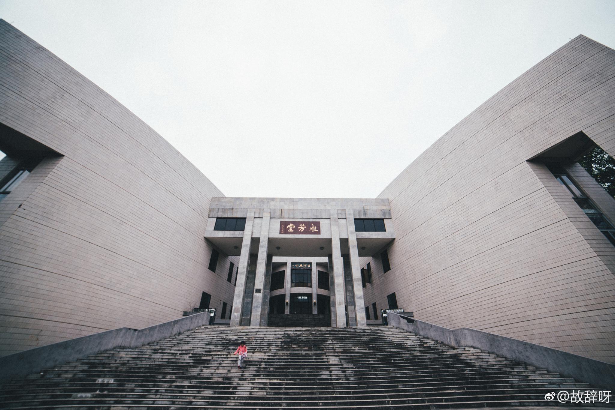 参观中大，不妨打开手机地图，里面有非常详细的建筑名称
