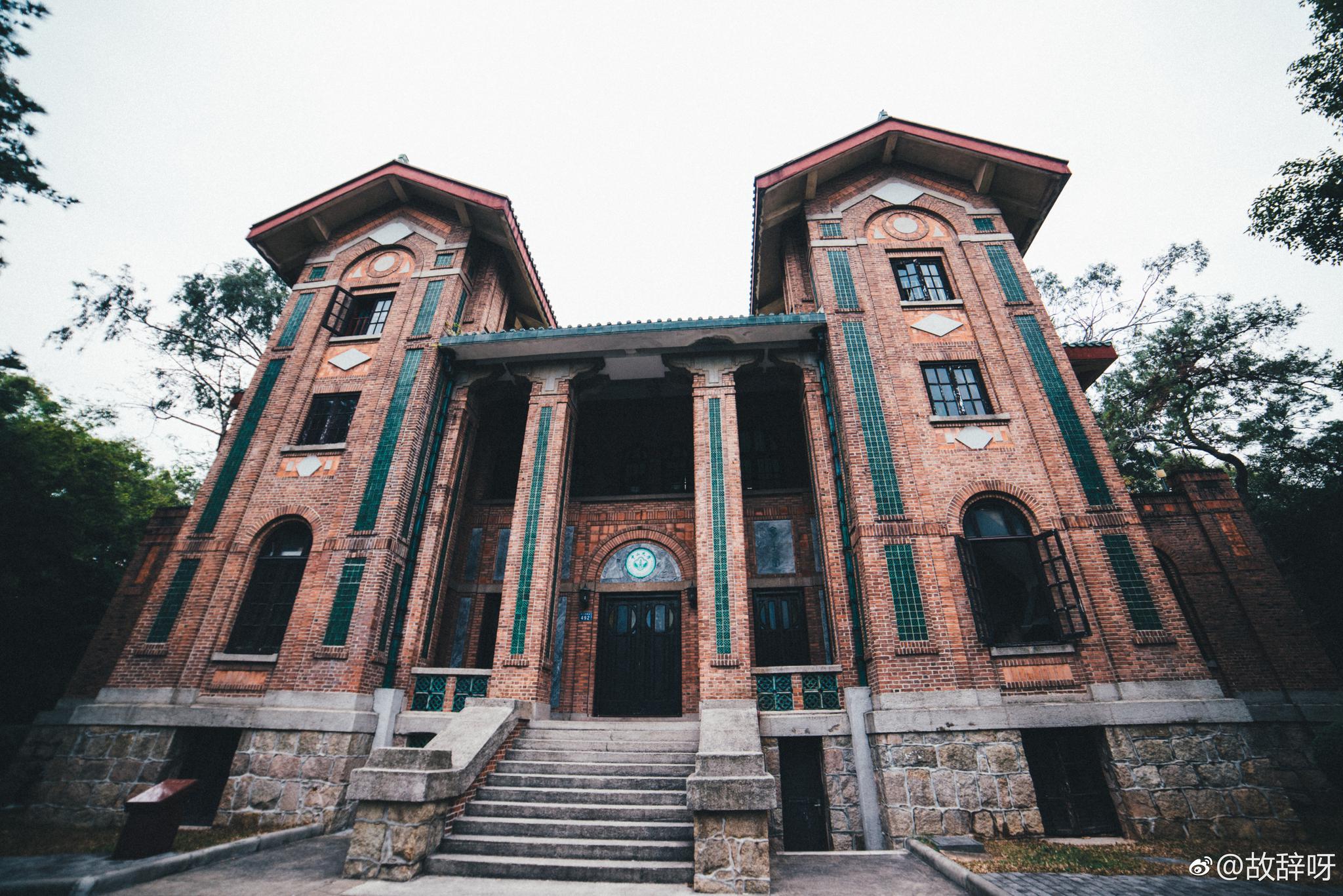 参观中大，不妨打开手机地图，里面有非常详细的建筑名称