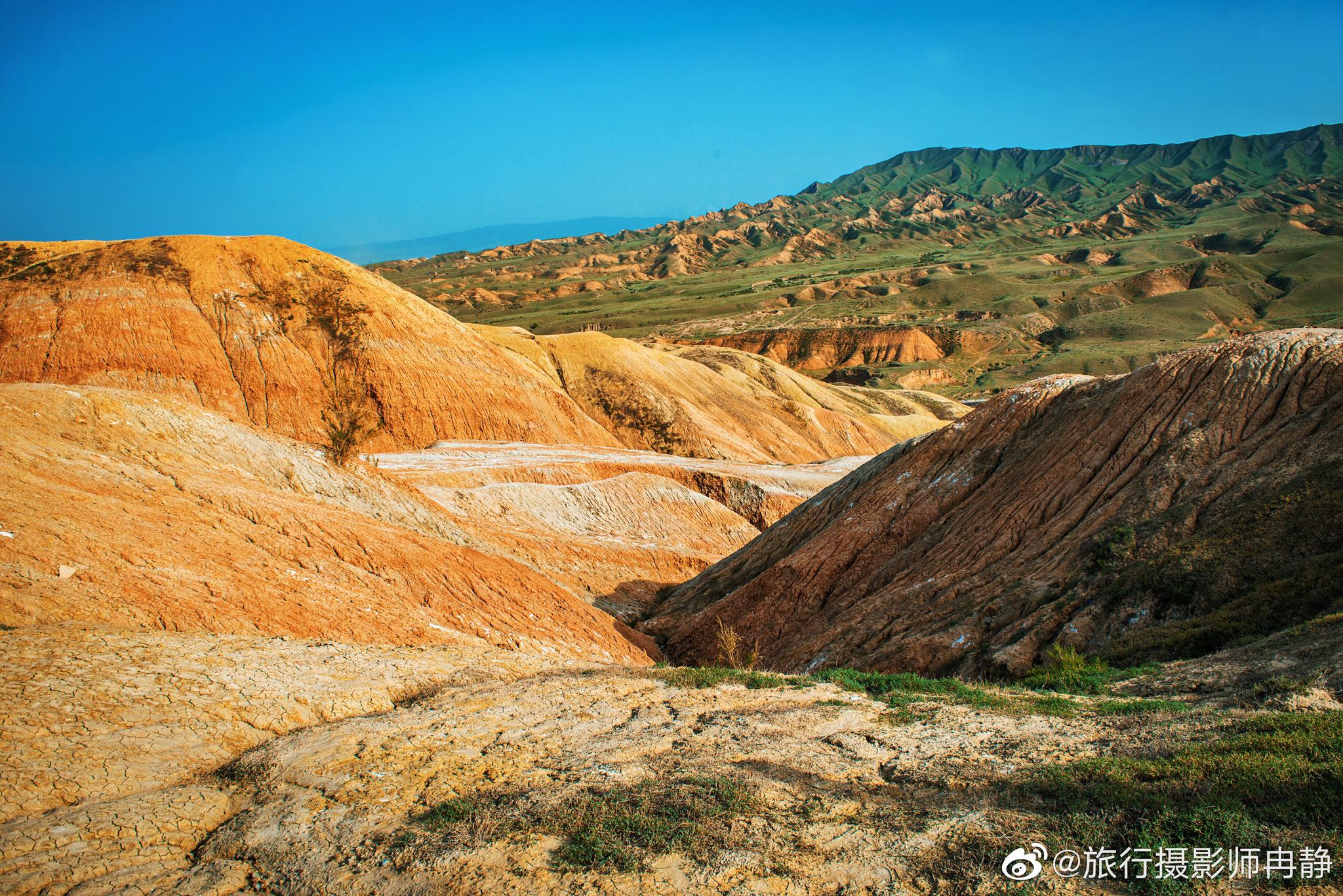 在克拉玛依市独山子区感受荒芜又震撼的丹霞地貌