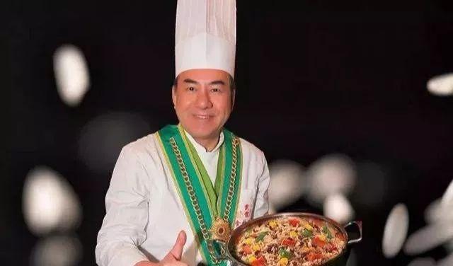 戴龙也在片中客串了一个角色,就是片头炒出皇帝炒饭却被食神打0分的