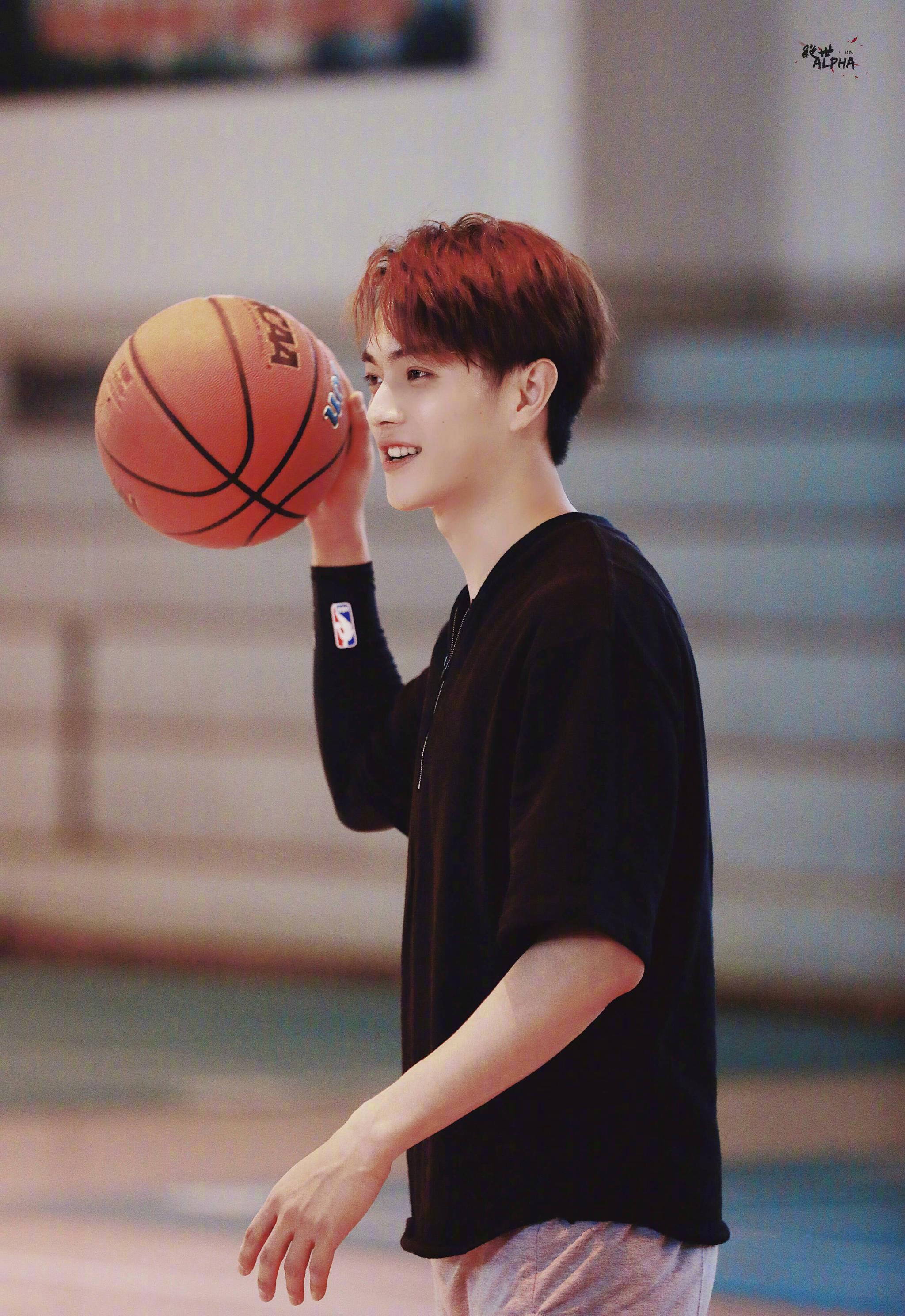 篮球狂热少年许凯soso除了吃饭睡觉拍戏就是打篮球