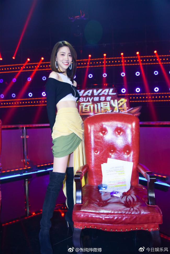 张纯烨现身《蒙面唱将猜猜猜》 一段话看懂为什么这些节目都有她