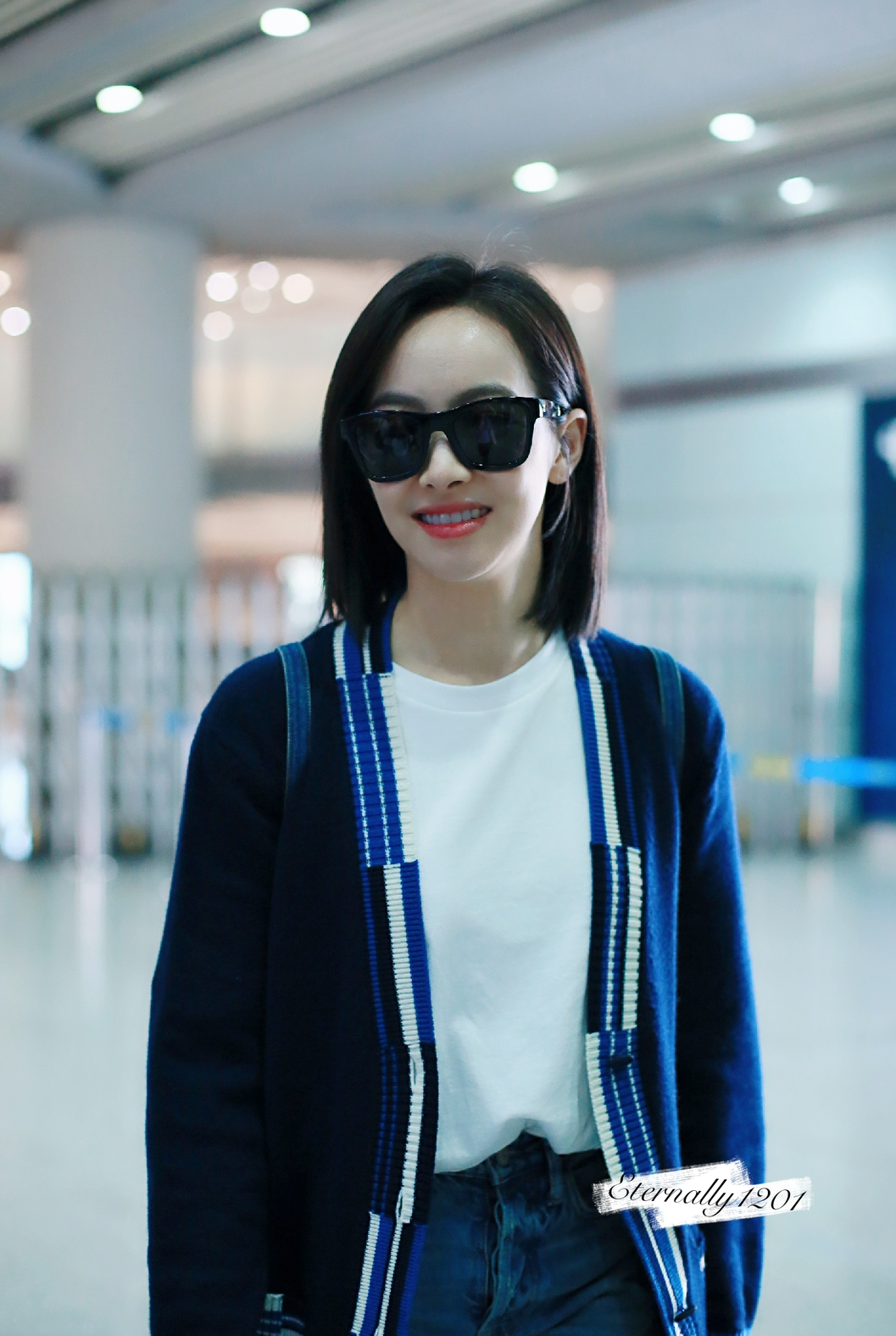 宋茜机场饭拍 上海7615北京到达蓝色针织开衫 白色打底t恤 水洗