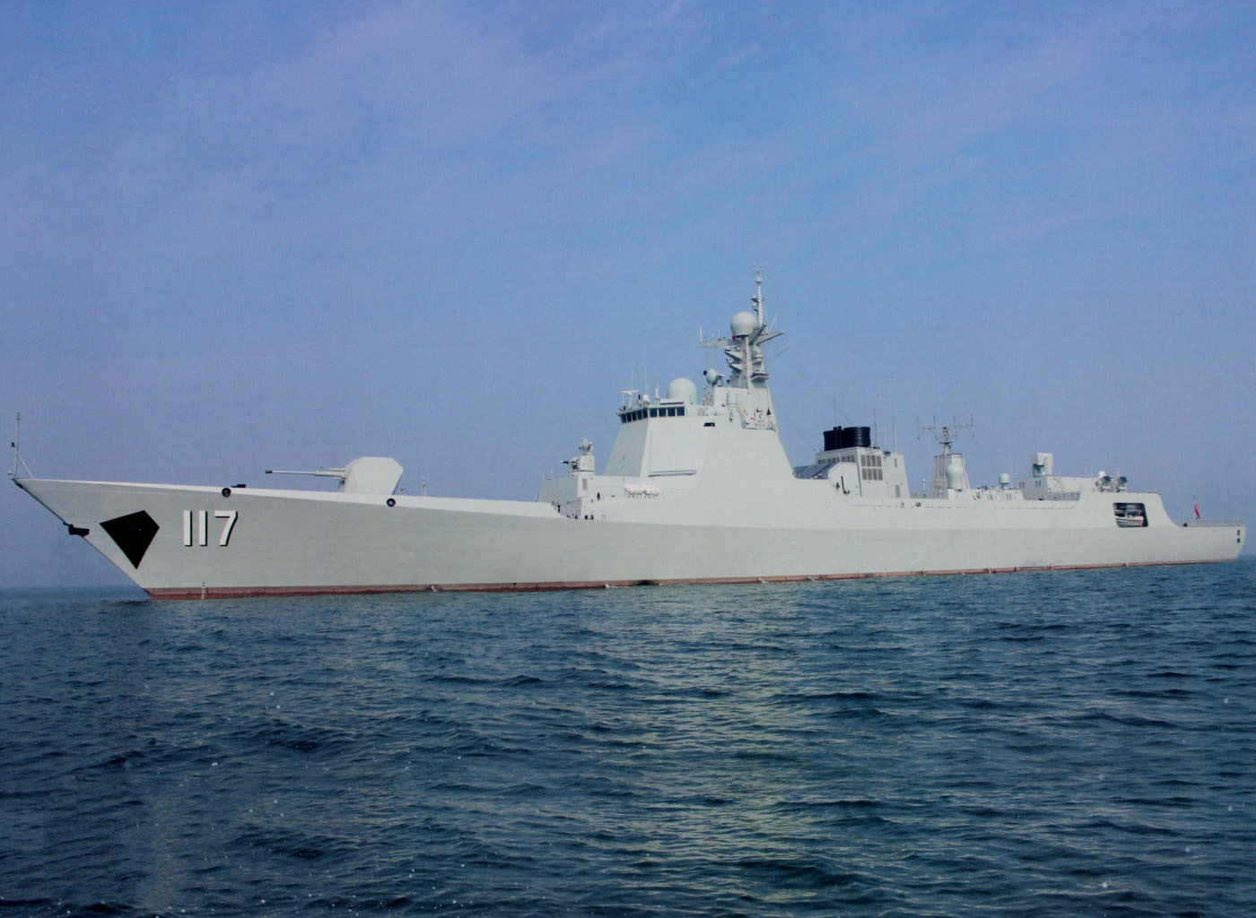 检阅舰是052d型117号西宁舰,陪同检阅的是680型海军训练舰83号戚继光