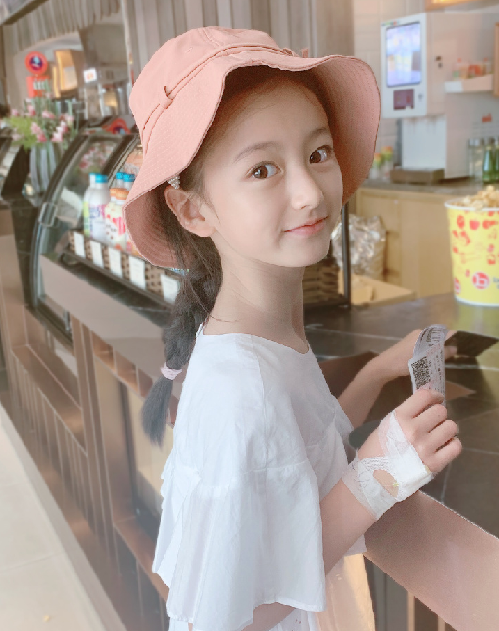 人对于她都已经是很熟悉了吧,她从小就因为高颜值受到了很多人的关注