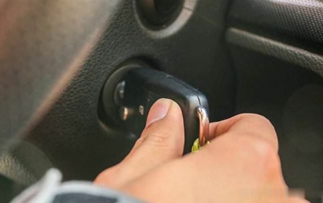 汽车打火时需要踩离合吗?老司机提示:要记牢这习惯,不然很危险