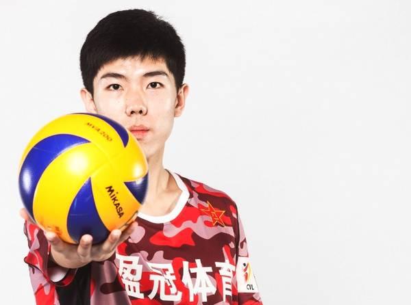 悲哀!男排队员被教练当众打伤 他队友在旁边帮忙叫好 谁的责任?