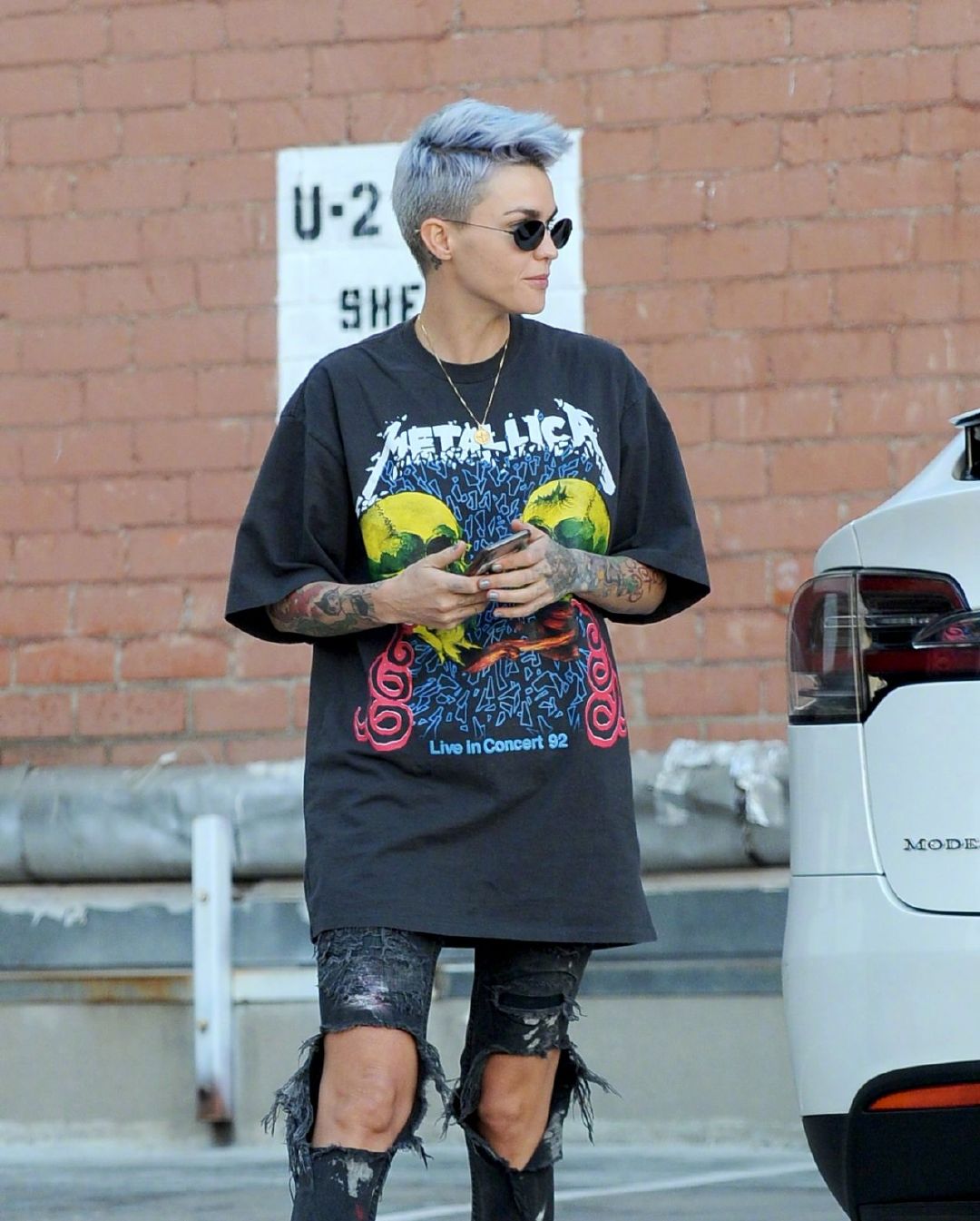 当地时间1月31日,ruby rose 一头蓝灰色短发,身背fendi双肩包