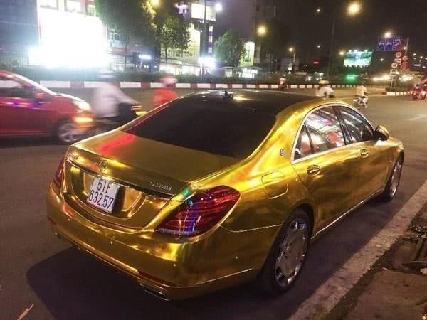 炫富男子被抓之前戴假的黄金,迈巴赫豪车租的,靓号车牌是假的!