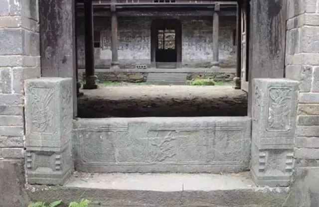 寺庙和道观的门槛都很高,却不能踩,究竟藏着什么玄机呢?|寺庙|门槛|道观_新浪新闻