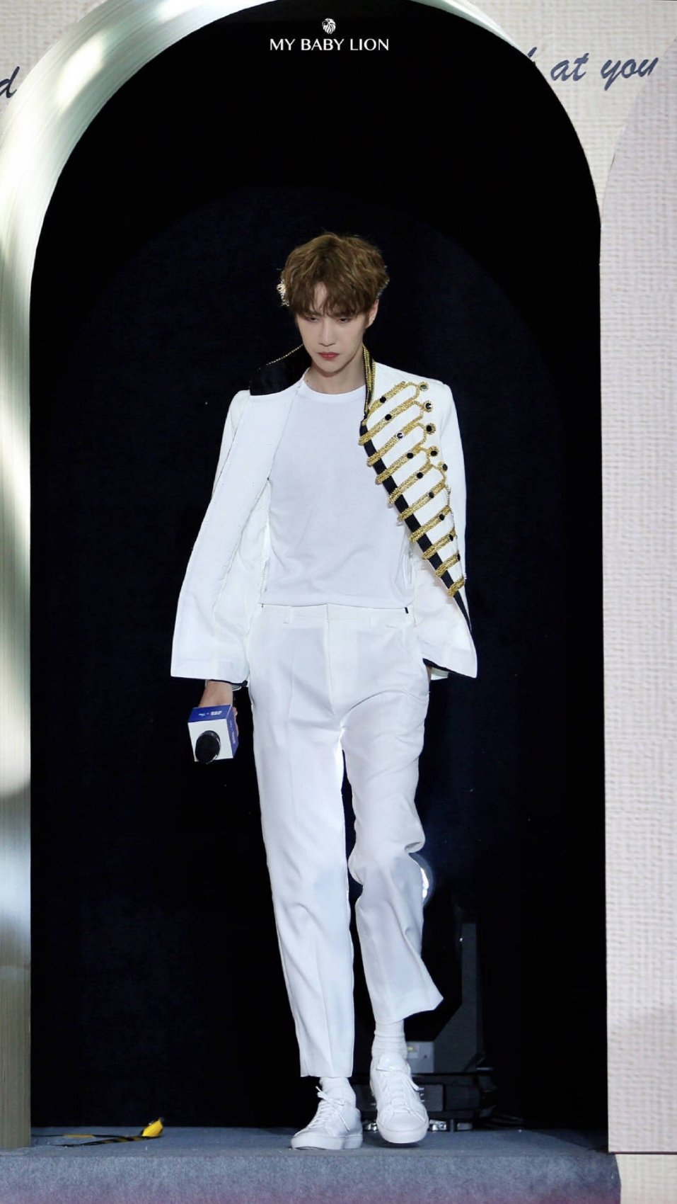 王一博名品直角肩帅气满分,酷盖王耶啵