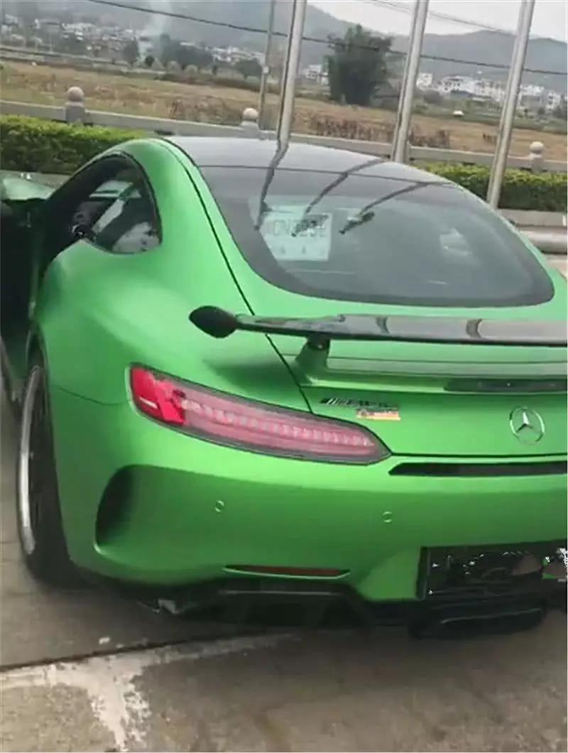 百万奔驰amg农村飙车,结果掉进河里,富二代直接损失几十万!