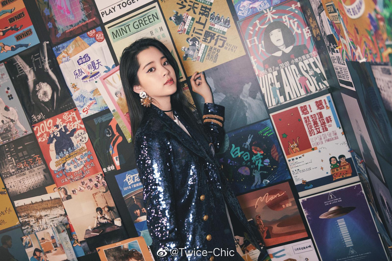 欧阳娜娜 | 《乐队的夏天》穿搭造型,亮片西服外套搭配黑色马丁靴