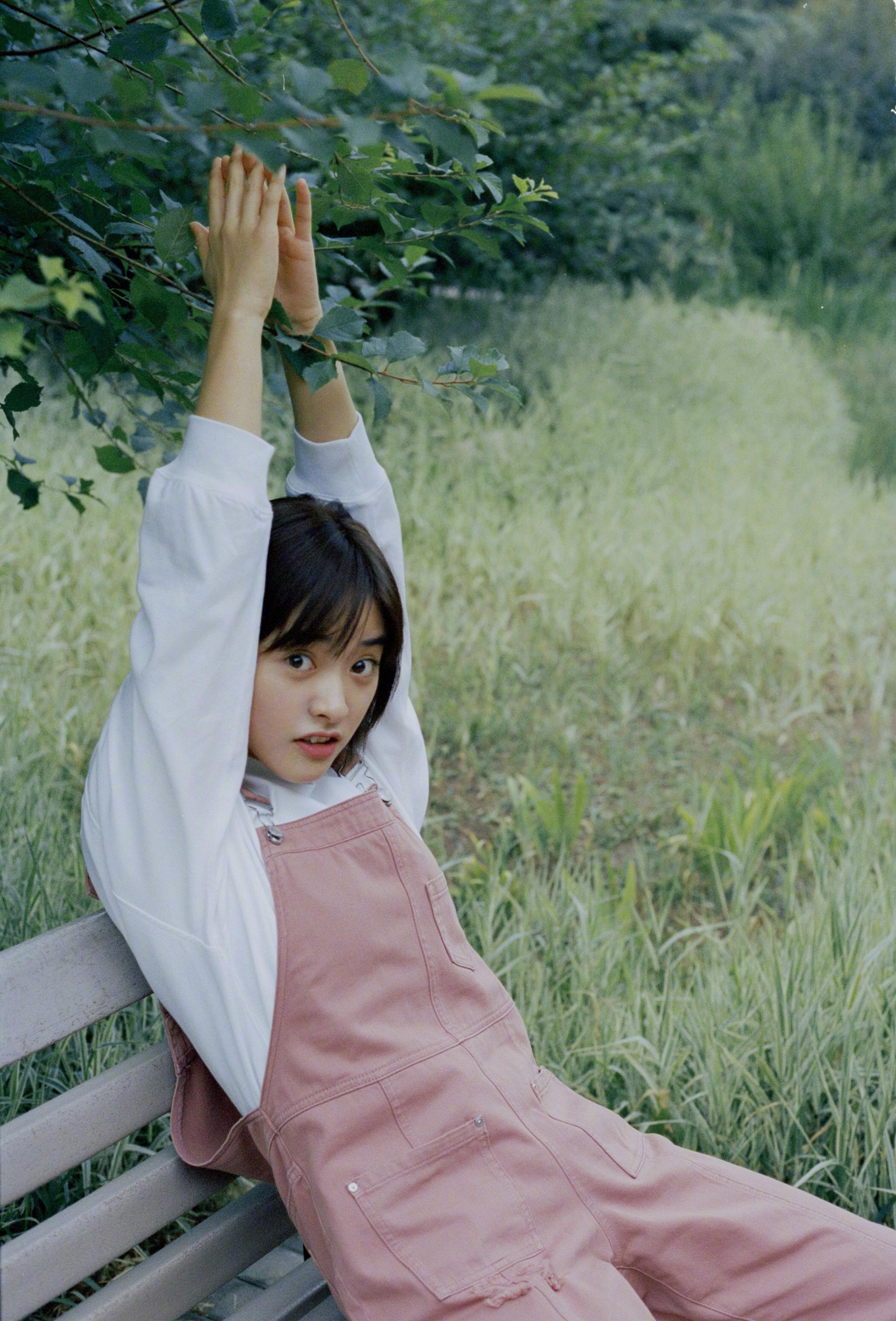 沈月| 夏日清甜写真按耐不住好奇心的少女用放大镜探索大