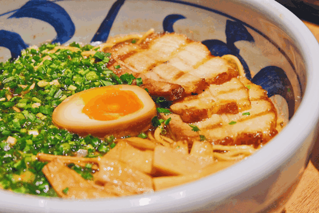 周月拉面 59元充满酱油魂的日式拉面口头表扬一下,店家的配汤和浓郁的