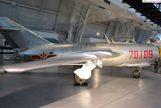 1950年11月1日正值志愿军在半岛抗击以美国为首的联合国军,当天,飞行