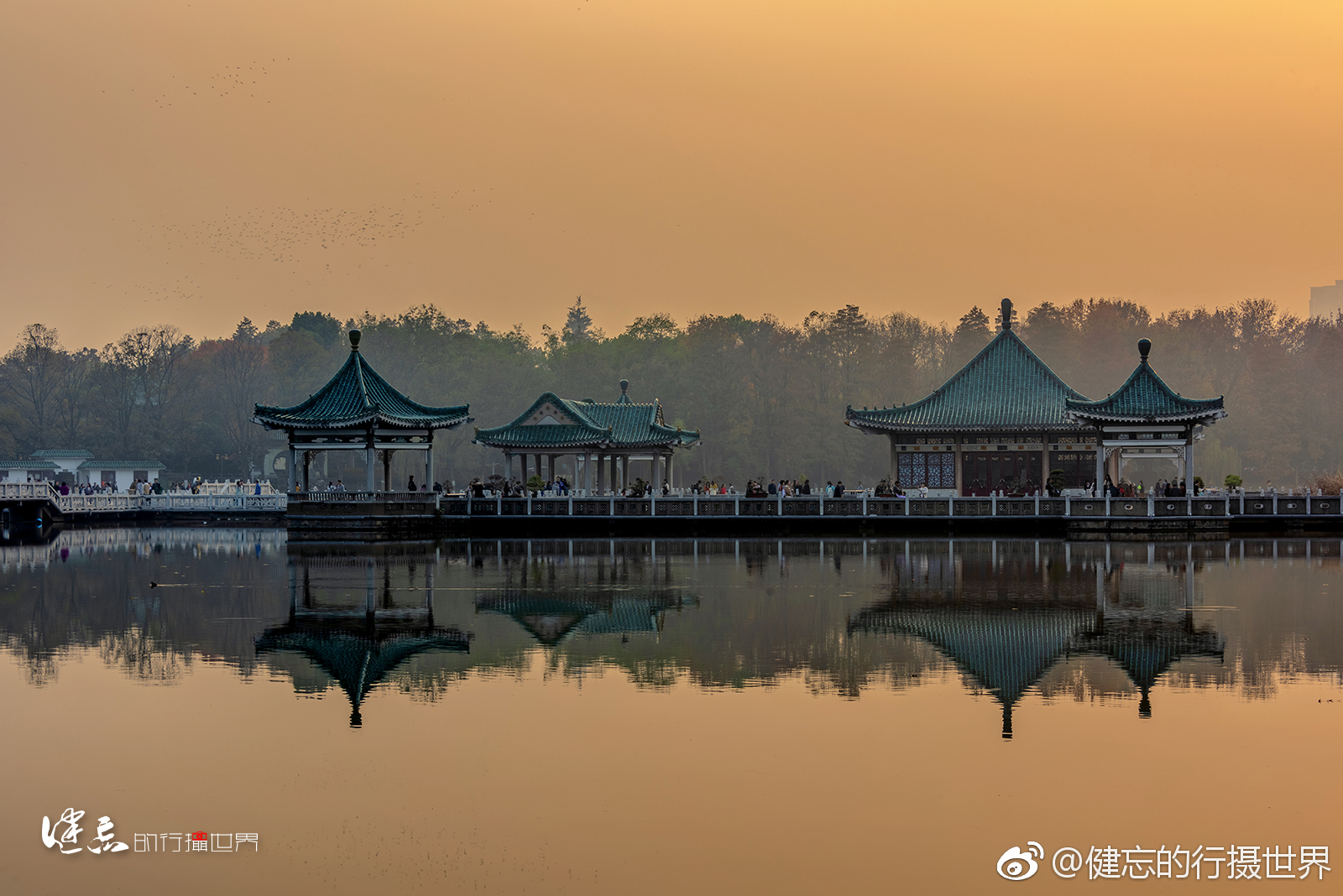 武汉东湖听涛景区碧潭观鱼——一个雾天的日落……@新浪辽宁旅游 @新