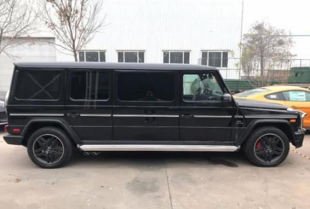 amg在奔驰g中算是高配版,比奔驰g50这些都要豪华,价格也更贵.