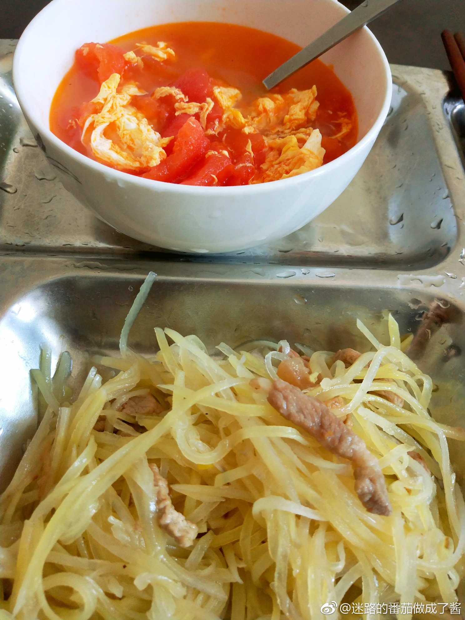 今日份午餐:西红柿 蛋汤,土豆丝,主食黑米馒头