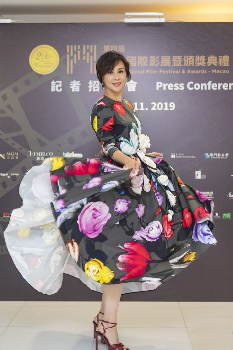 刘嘉玲54岁不服老,穿彩色印花长裙配高跟鞋,意外减龄美回少女