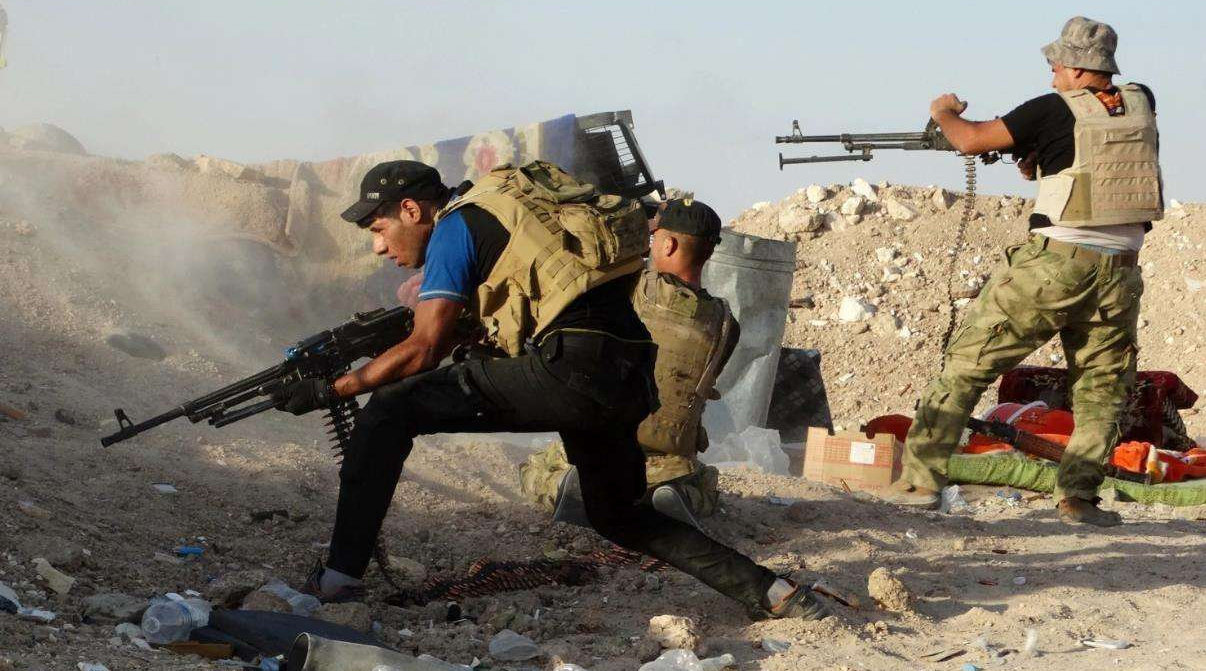 叙利亚战争:政府军围剿叛军,叛军重机枪疯狂扫射,想跑都来不及