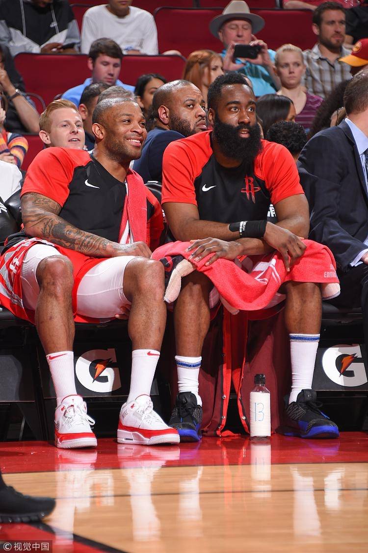 在今天的比赛中,哈登和塔克均送出了4次盖帽