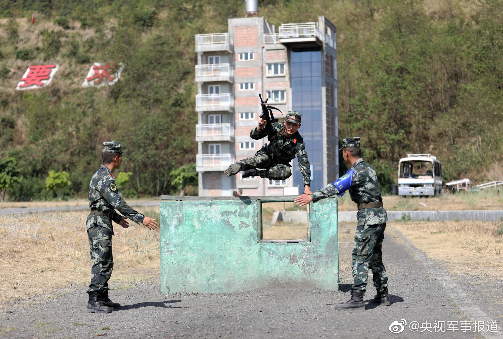 警云南总队大理支队某训练场绿意盎然,该支队首届"苍洱卫士杯"军事