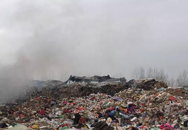 有数据显示,垃圾露天焚烧所产生的二恶英,是现代化垃圾焚烧炉所排放