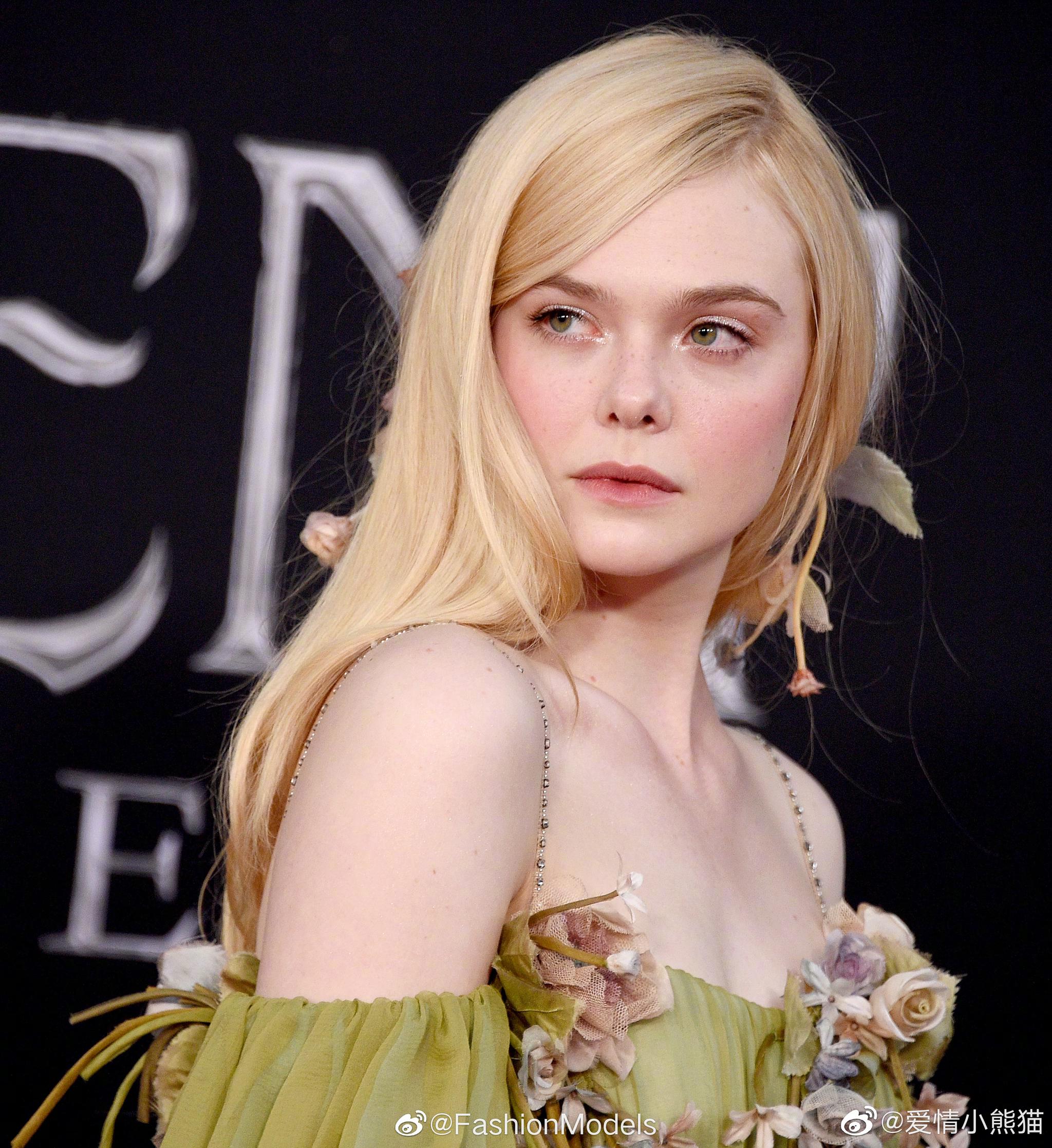 ellefanning一袭绿色拖尾礼服仿佛是从绿野仙踪走出来的小仙女