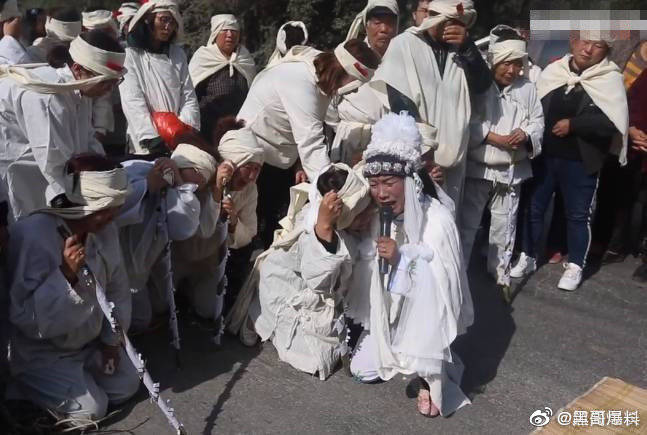 女子在丧礼上哭得悲痛，磕200多次头，却不是死者亲属|养家_新浪新闻