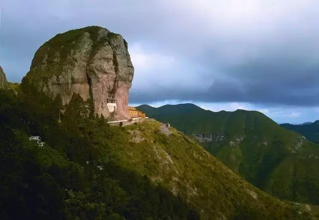 万象嶂气象阔大森严,紫庭嶂绝献横空,气势不凡,二嶂之间的蛤蟆坑奇灵