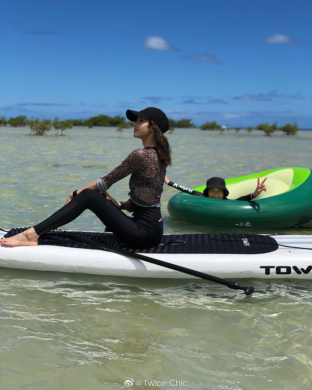 lisa夏威夷paddleboard上的婀娜莎莎
