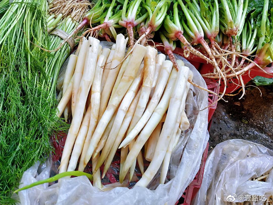 建水的草芽,味道像笋和花生芽的混合体.刚吃时有点生生的味道