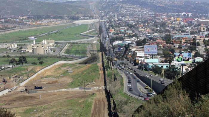 而如今这组高高的隔离墙,不仅横亘于两国之间,也同时横在了所有墨西哥