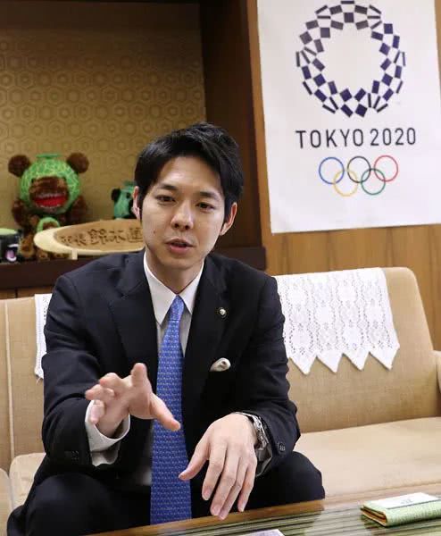 颜值高 有担当 30岁做市长 38岁做省长 世界应该交给年轻人啊 知事 新浪新闻