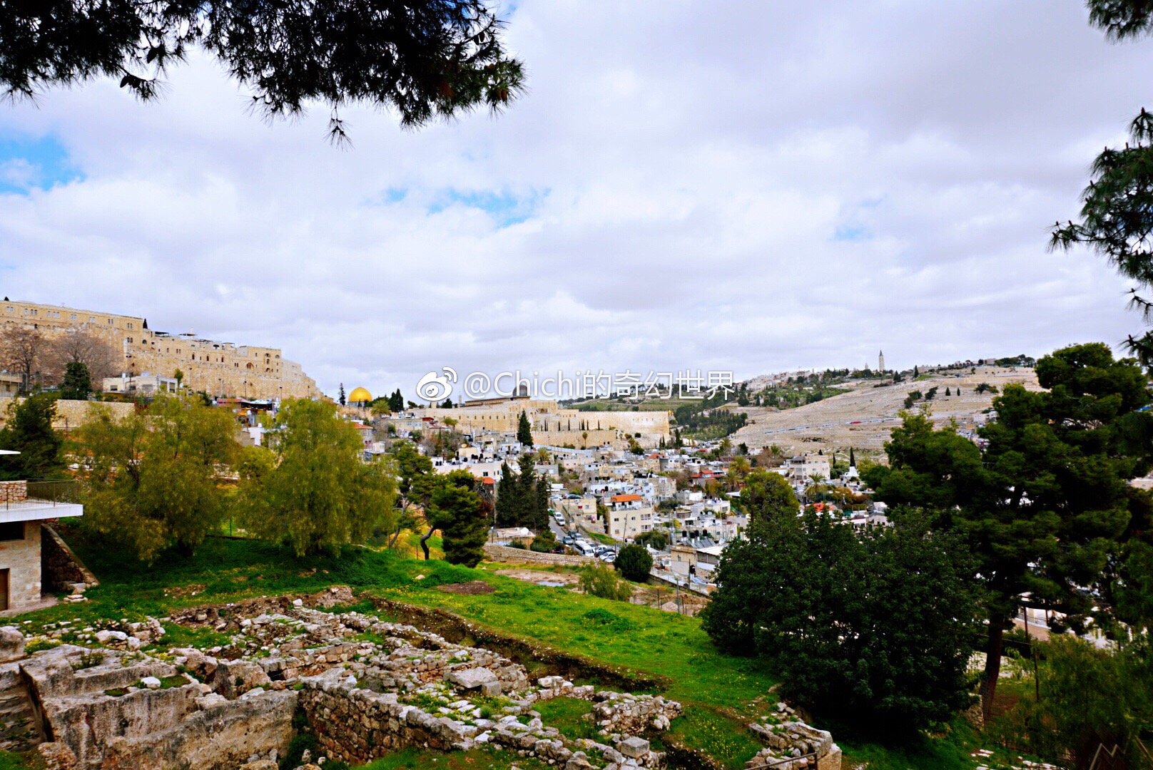 从耶路撒冷老城的锡安门出来就是锡安山锡安山与橄榄山遥相呼应