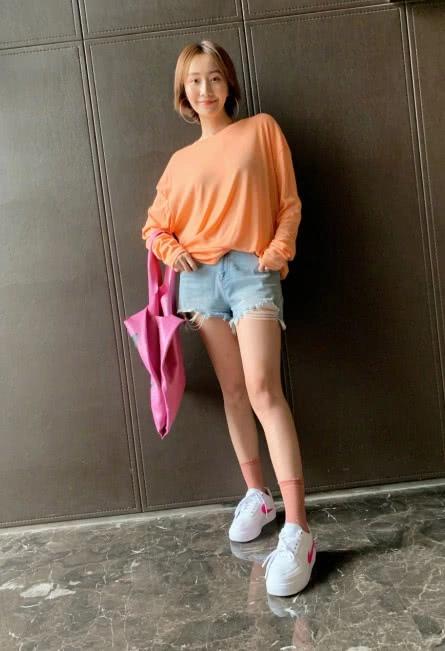 橘色的长袖衫,有着小清新的魅力,肖涵也驾驭得了,于是给人一种阳光的