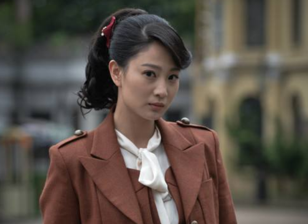 拍戏10余年不用替身,被称为最美军花,34岁脱下军装依旧惊艳