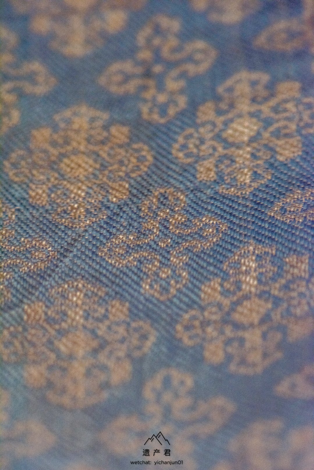 青海省文物考古研究所藏· 唐代红地宝相花刺绣靴袜