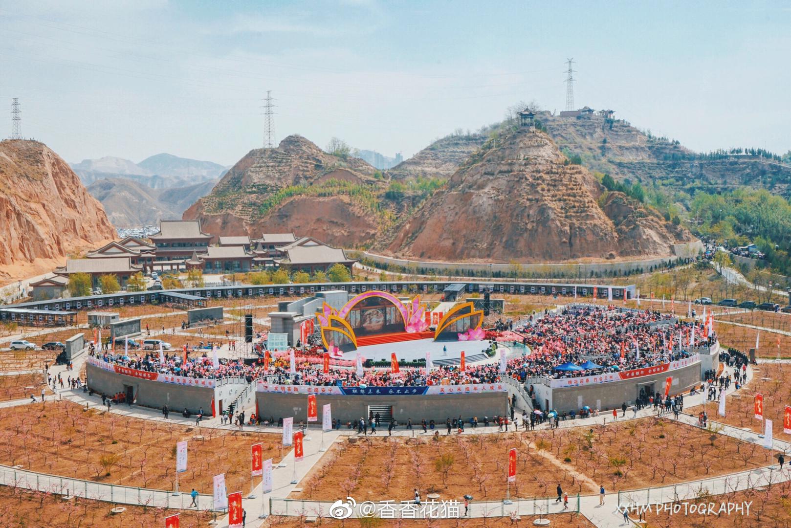 恰逢兰州安宁仁寿山桃花节桃花朵朵开现场一片热闹气氛