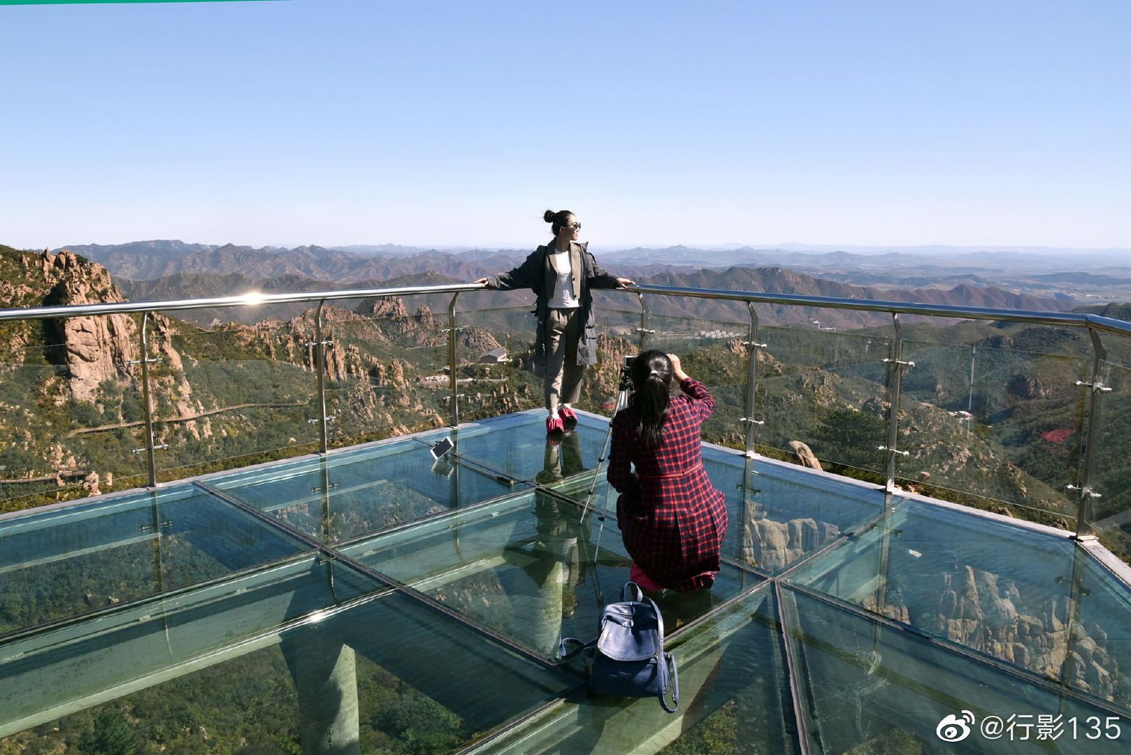 大黑山玻璃栈道修建于半山腰悬崖峭壁之上,海拔850米,全长106米|大