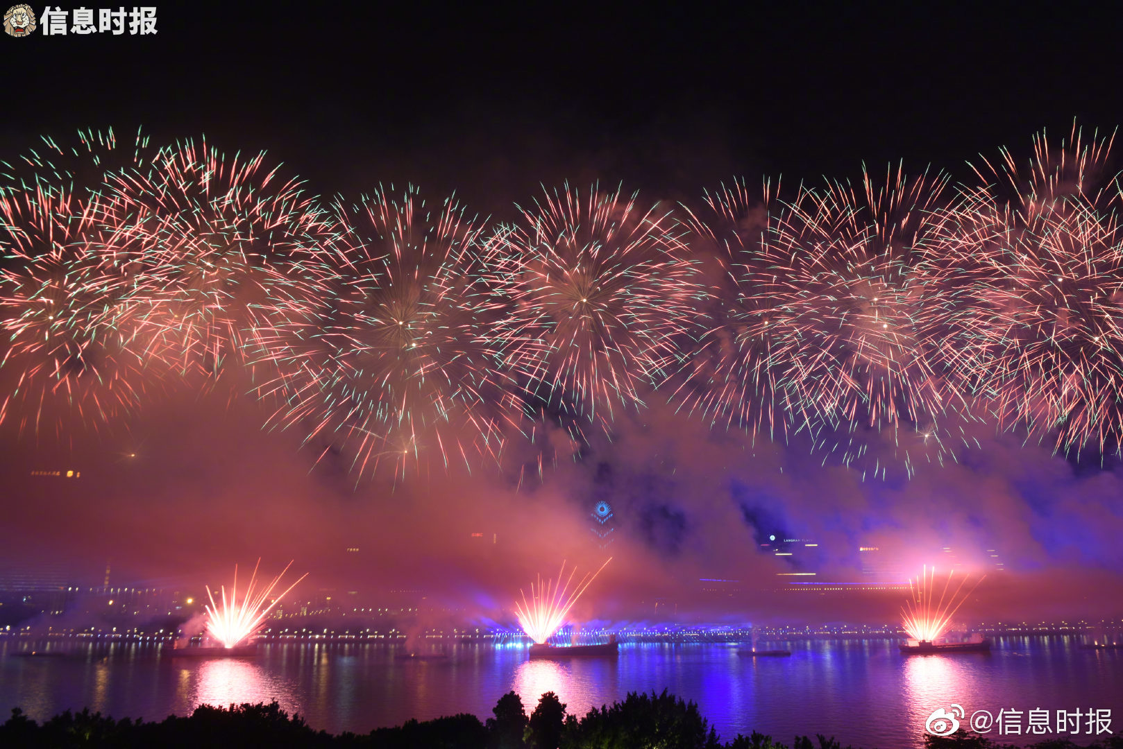 夜幕之下,绚烂烟花漫天华彩,两岸灯光美轮美奂