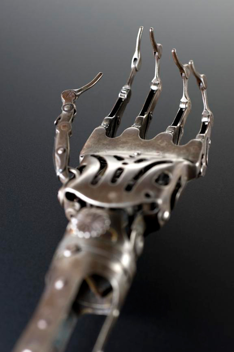 十九世纪欧洲工匠制作的人造金属假肢,通过部分弹簧机括来活动关节